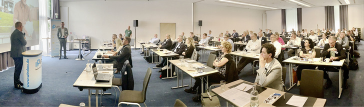 Voller Saal im Sitzungssaal im Frankfurter Flughafen-Hotel zur VFF-Fachtagung Marketing