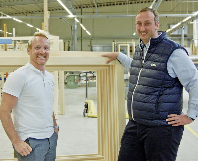 Stephan Gerwens (r.), Geschäftsführer bei Terhalle, gemeinsam mit Thomas ­Verhoeven, Geschäftsführer Regel-air in den Produktionshallen des Fenster- und ­Türenbauers. 