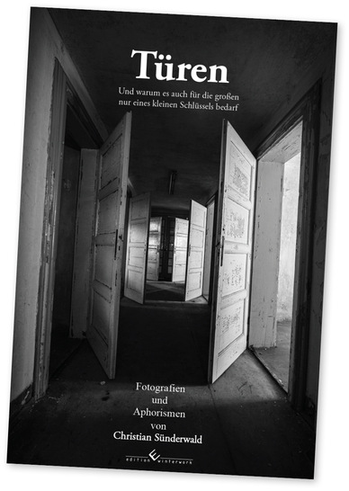 Die Tür mit ihrer intensiven Symbolik wird in diesem Buch zur Skulptur, zum abstrakten reflektierenden Kunstobjekt, dargestellt in der einzigartigen Bildsprache von Christian Sünderwald.