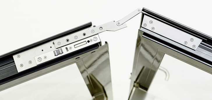 Das aus einer Gegenplatte sowie der Montageplatte mit Auslösehebel bestehende Mitnehmerklappen-System wird im Falzbereich an der Türoberseite montiert und ist dadurch bei geschlossener Tür nicht erkennbar.