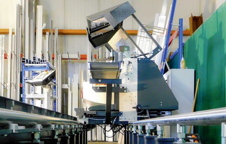 Mit der leistungsfähigen Maschinenausstattung mit mehreren Doppelgehrungssägen und einem Stabbearbeitungszentrum hat esco den Fertigungsbereich für Automatik­türen neu aufgestellt.