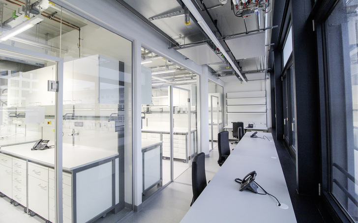 Die Glastüren im Labor­gebäude der Uniklinik Köln sind mit ­hydraulischen ­Biloba Bändern aus­gestattet - © Foto: Simonswerk
