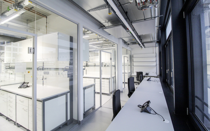Die Glastüren im Labor­gebäude der Uniklinik Köln sind mit ­hydraulischen ­Biloba Bändern aus­gestattet