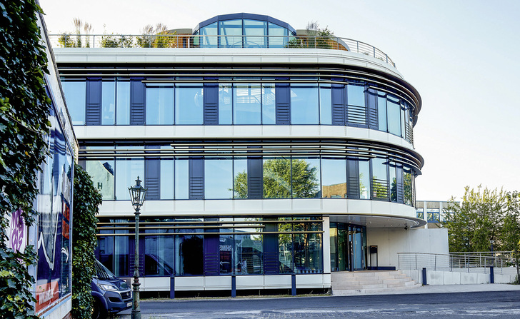 Beim Deck 21 wurden rund 3000 m2 des Sonnenschutz-Glas von Isolar verbaut, das teilweise mit absturzsichernden Funktionen sowie mit Schallschutz (bis 38 dB).