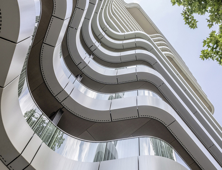 Das Balkonbrüstungen wurde von Glas Marte mit einem Streifendesign versehen. - © Foto: Marcin Bajor / Glas Marte
