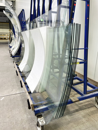 Ob gebogenes ESG, VSG oder Isolierglas: In der Produktion von Finiglas in Dülmen findet man immer eine Vielzahl an unterschiedlich gebogenen Glasprodukten.