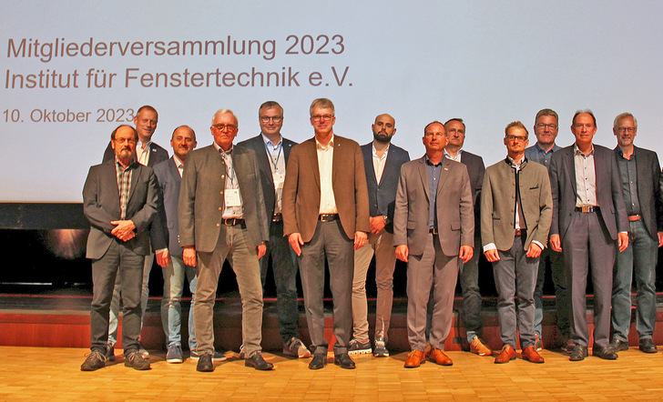 Der neu gewählte ift Beirat (auf dem Bild nicht komplett) und der ift Institutsleiter Prof. Jörn Lass.