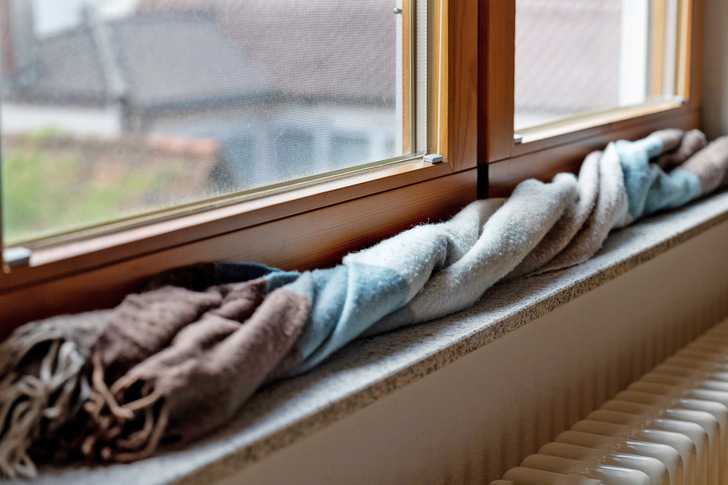 Schluss mit Zugluft und Wärmeverlusten: Durch die Erneuerung von Fensterdichtung und -beschlag können auch ältere Fenster wieder die höchste Dichtigkeitsklasse 4 erreichen. - © Roto Frank Professional Service GmbH
