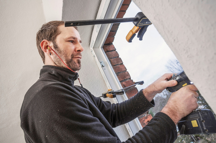 In Altbauten wirkt eine Vielzahl unterschiedlicher Faktoren auf die Fenster ein, und die Fenstermontage muss diese Einwirkungen während der üblichen durchschnittlichen Nutzungsdauer der Fenster (derzeit mit ca. 30 bis 40 Jahre angesetzt) aufnehmen und ausgleichen. - © Ingo Bartussek - stock.adobe.com
