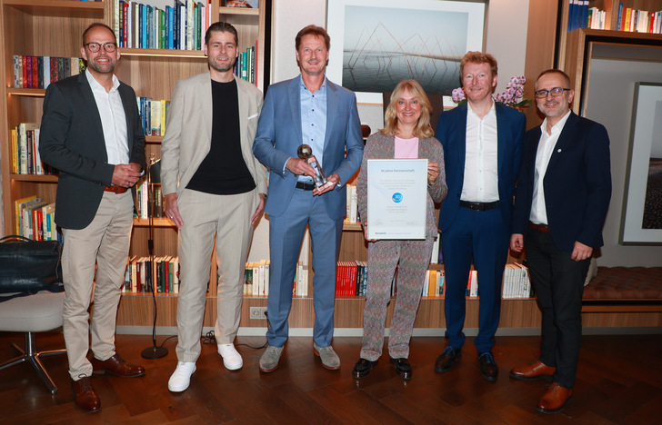 Brömse und Deceuninck feiern mit einer Pokal- und Urkundenübergabe 30 Jahre Partnerschaft: (vlnr) Jörn Schütte (Vertriebsleitung Deceuninck Germany), Tahir Lambrecht, Ste-fan Brömse (beide Geschäftsführung Brömse), Frau Brömse, Dries Moors und Grzegorz Federowicz (CEO Europe und Sales Director Central Europe Deceuninck). - © Deceuninck Deutschland
