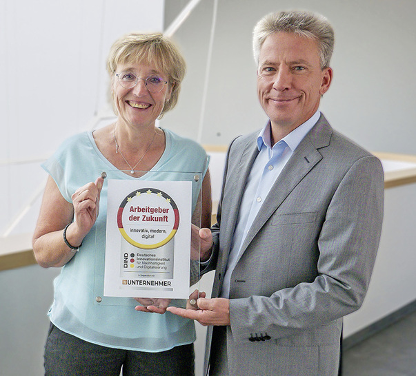 Digitalisierung und Nachhaltigkeit sind wichtige ­Kriterien bei der Entscheidung für eine neue ­Stelle. ­Elke und Andreas Hartleif freuen sich, dass VEKA in ­diesem Bereich als „Arbeitgeber der Zukunft“ aus­gezeichnet wurde.