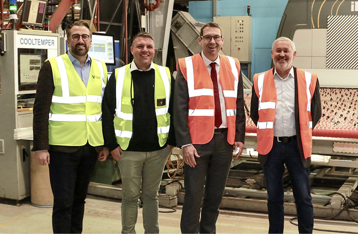 v. l.: Christian Lechner (CEO vandaglas south) mit Florian Temper (Betriebs­leitung vandaglas Eckelt), Ing. Markus Vogl (Bürgermeister von Steyr), ­Christian Eckelt (Enkel des Firmengründers)