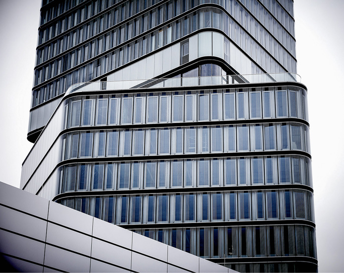 Im Porsche Tower in Stuttgart sind die Fassadengläser mit der Beschichtung Ornilux design lines ausgestattet, um Vogelschlag vorzubeugen. - © Foto: arcon
