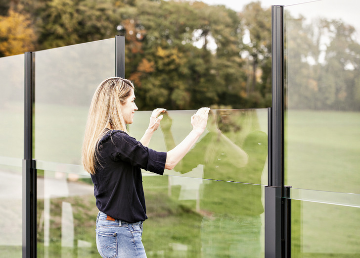 Windschutzverglasung lässt sich einfach per Gasdruckdämpfer ausfahren.