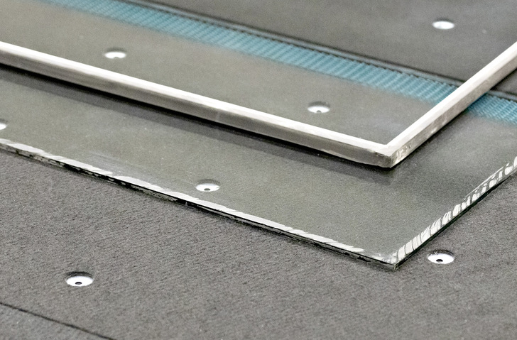 ISO-Recycling: Hegla bietet mit IG2Pieces eine Anlagenlösung, die Gläser sauber und ohne Beschädigung aus einer ISO-Einheit trennen kann, wie hier im Bild zu sehen.