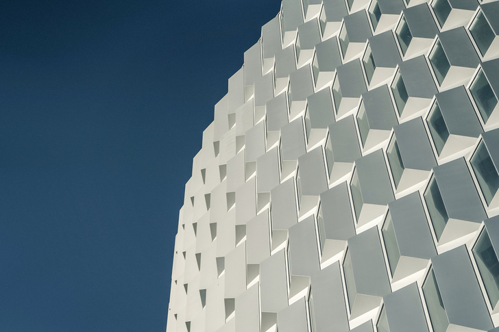 Das Fassadenkonzept für das Bürohaus wurde mit dem Ziel entworfen, ­gute Tages­lichtverhältnisse im gesamten ­Gebäude zu schaffen.