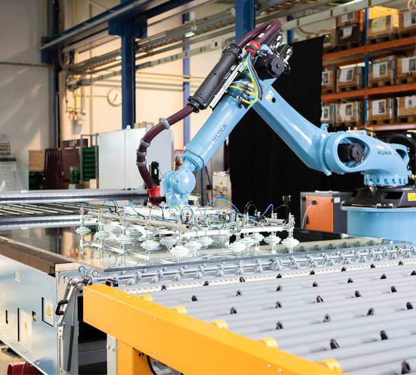 Für die Flachglasbearbeitung hat Lisec speziell angepasste Robotik-Lösungen im Angebot.