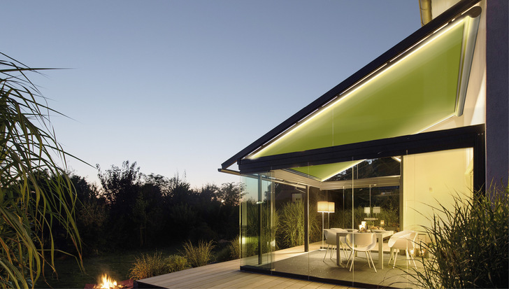 LED-Stripes in der Führungsschiene schaffen ein stimmungsvolles Ambiente und sorgen so für eine Wohlfühlatmosphäre am Abend.