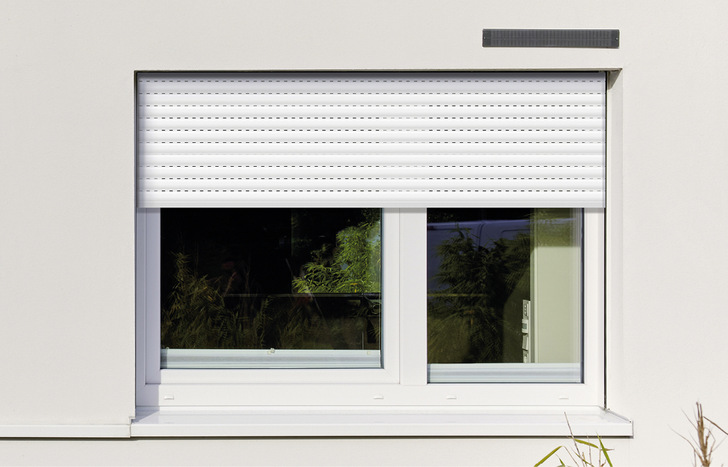 Ermöglicht die völlig autarke und selbstversorgende Motorisierung von Rollläden: das neuentwickelte Solar-Antriebsset. Das dazugehörige Solarpanel lässt sich an der Fassade montieren. Komplettiert wird die Lösung mit dem Funk-Motor SE Solar-com, der von einem Akku angetrieben wird.