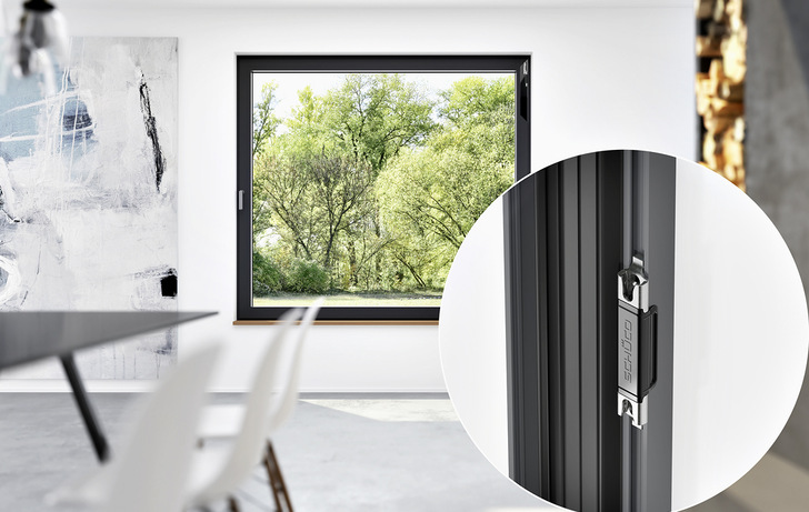 Die energieautarke und kabellose Verschluss­überwachung lässt sich einfach und ­unkompliziert in die Beschlagsnut von Schüco Bestandsfenstern nachrüsten.