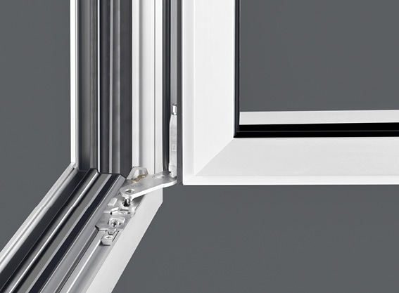 Ab sofort für 170 kg Flügelgewicht: 
Die Bandseite ALU axxent PLUS von Siegenia ermöglicht die ­Realisierung großzügiger Glas­flächen mit hohem Lichteinfall und schmalen Profilansichten.