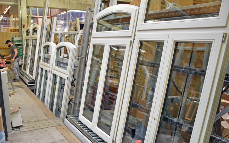 Einblicke in die Verglasungsstraße bei Müller Holzfensterbau in Essen - © Daniel Mund / GLASWELT
