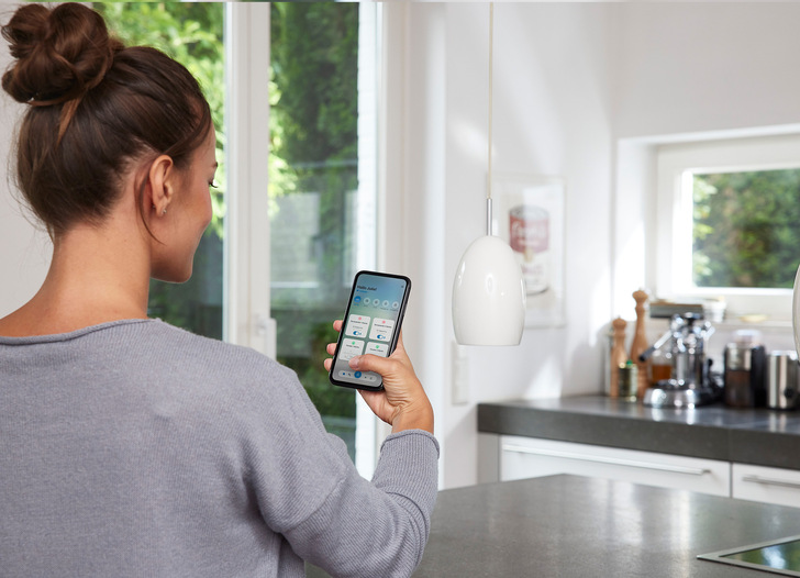 Smarte Szenarien leicht gemacht: Die smarten Fenstergriffe lassen sich wahlweise individuell, raumweise oder auch in Gruppen steuern bzw. in Leaving- bzw. Coming-Home-Szenarien integrieren.