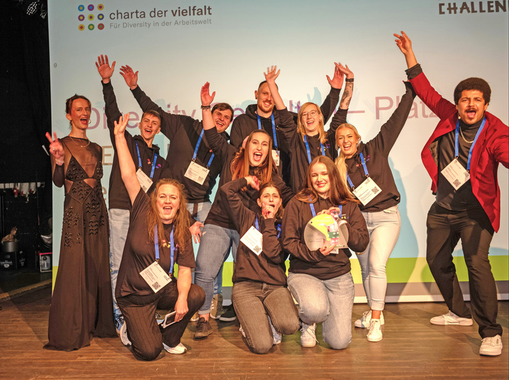 Die Freude ist groß beim TeamEifel des Herstellers HELMUT MEETH: Sie haben den begehrten 1. Platz in der Disziplin "Gestalten" der Diversity Challenge 2022-23 für sich verbuchen können. - © Stefan Weger
