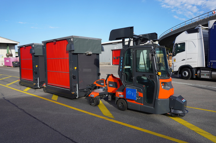 Roto setzt in ihrem Produktionswerk Leinfelden-Echterdingen neben mehreren fahrerlosen Transportsystemen in den Produktionshallen nun auch einen fahrerlosen Outdoor-Transportzug ein. Der elektrisch betriebene Routenzug fährt den gesamten Produktionsoutput vollautomatisiert autonom vom Zwischenlager der Produktion in den Versand.