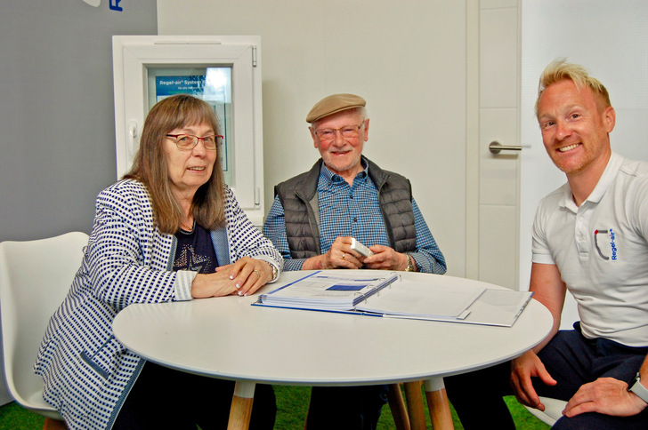 Firmengründer Christel (v.l.) und Heinz Becks mit Thomas Verhoeven, der seit 2019 als Geschäftsführer agiert.
