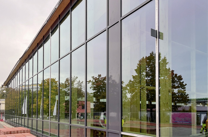 Die im Bau befindliche Lidl-Filiale in Wangen wurde von vandaglas mit CO2-reduzierten Fassadengläsern (SGG Oraé) ausgestattet.