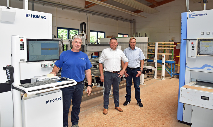 Norbert Meinzinger (l.) ist bereits überzeugt von der Homag-CNC-Kompetenz und auch vom Homag Team. Zu den Fenstertagen sind gerade die Unternehmen eingeladen, die bislang noch keine CNC-Technik-Erfahrung haben. - © Daniel Mund / GLASWELT
