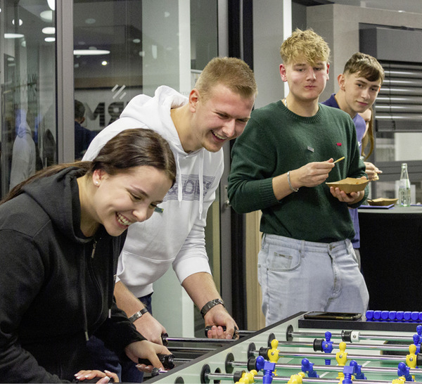 Persönliche Gespräche und ganz viel Spaß: Beim „Kickern“ lernten sich Bewerber und Azubis noch ­besser kennen.