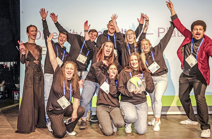 Die Freude ist groß beim TeamEifel des Herstellers Helmut Meeth: Sie haben den begehrten 1. Platz in der Disziplin „Gestalten“ der Diversity Challenge 2022-23 für sich verbuchen können. - © Foto: Stefan Weger
