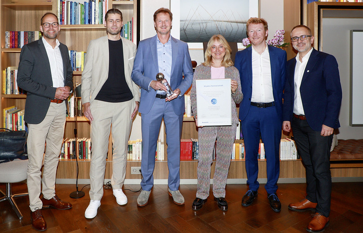 Brömse und Deceuninck feiern mit einer Pokal- und Urkundenübergabe 30 Jahre Partnerschaft: (v.l.n.r.) Jörn Schütte (Vertriebsleitung Deceuninck Germany), Tahir Lambrecht, Stefan Brömse (beide Geschäftsführung Brömse), Frau Brömse, Dries Moors und Grzegorz Federowicz (CEO Europe und Sales Director Central Europe ­Deceuninck). - © Foto: Deceuninck Deutschland
