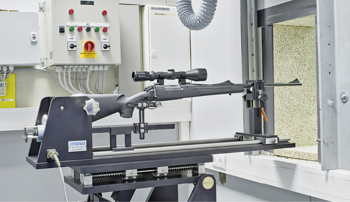 Blick auf die zum Beschusstest vorbereitete Waffe, hier wird mit einer .30-06 Springfield geschossen. - © Bild: Vetrotech Saint-Gobain, Fotograf Olaf Rohl
