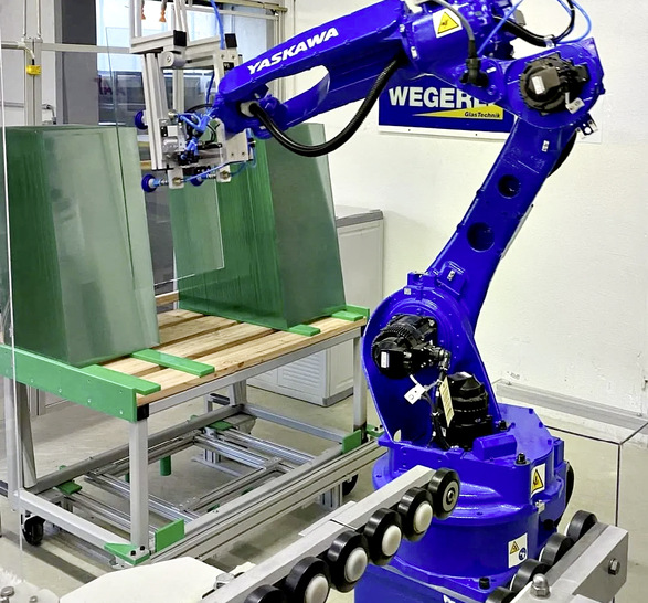 Ein beliebter „Kollege“: Bereits seit einigen Jahren entlastet der Roboter die Mitarbeiter der Wegerle Glastechnik. - © Foto: Wegerle Glas
