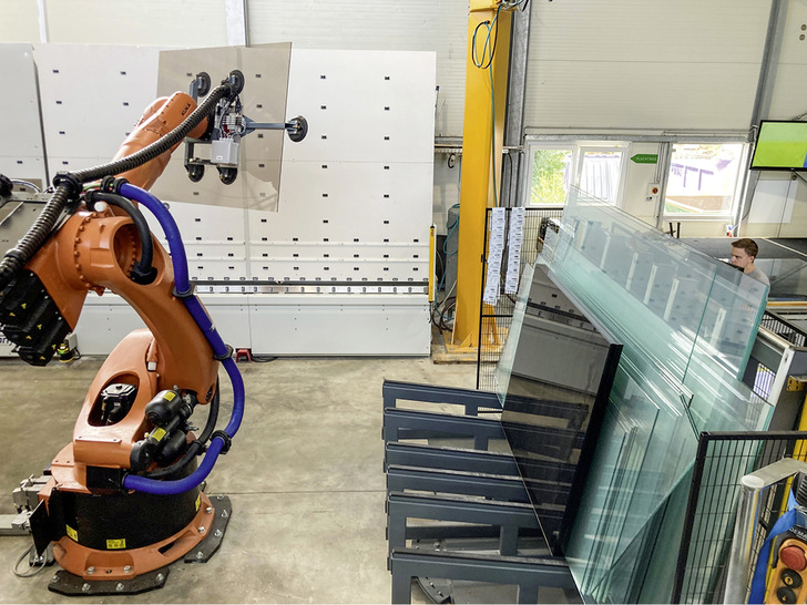  Nutzt man Roboter, etwa beim Beladen der Schleifanlage oder der VSG-Linie, können die Mitarbeiter für qualifiziertere Tätigkeiten eingesetzt werden.