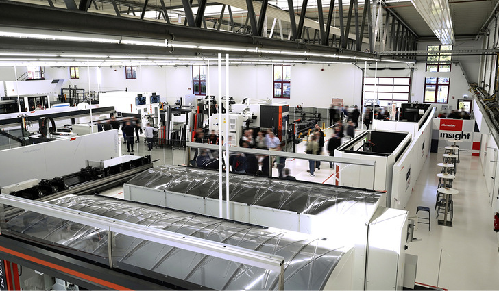 Zukunft live: Das ­insight-Treffen im ­elumatec Info­center bot die Möglichkeit, ­Maschinen im laufenden Betrieb zu erleben.