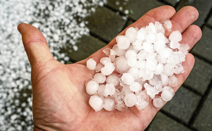 Bereits diese Größen können merklichen Schaden an Fahrzeugen, Dächern und anderen Außenflächen anrichten. - © Foto: Jozef Jankola - stock.adobe.com
