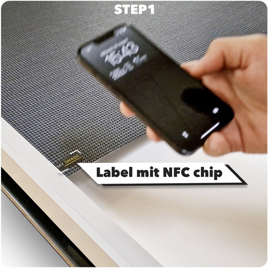 Mit der passenden App auf dem Handy (Apple/Android) kann der auf dem Tuch befindliche NFC-Chip leicht durch das ­geöffnete ­Fenster ausgelesen werden.