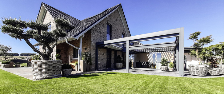 Die Anforderung bei diesem Projekt auf einer privaten Terrasse war es eine Pergola mit klassischen Faltbehang vor ein Lamellendach zu stellen. - © Foto: Corradi / Behrendt
