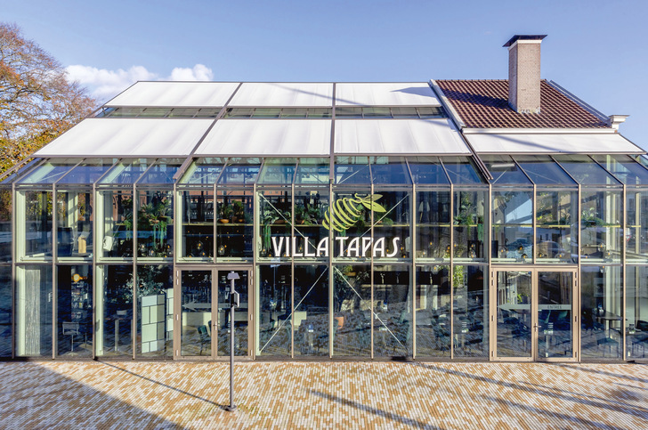 Das vollständig aus Glas gebaute Restaurant Villa Tapas erhielt ein großflächiges Sonnenschutzsystem von Hersteller markilux. - © Foto: markilux

