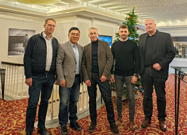 Neue Kooperationspartner: Johnny Li (NorthGlass, 2. v.l.) und das Glastechnik-Team Marcus Rohlfing, Ralf Okonnek (GF), Laurin Weidner, Willi Kühnel (v.l.) - © Glastechnik Holger Kramp
