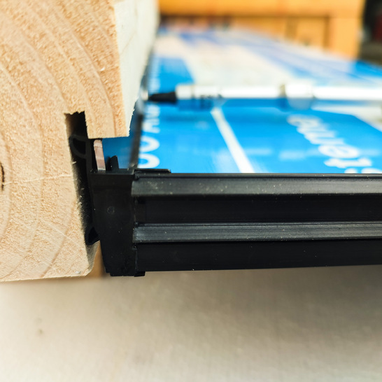 Wenn die Anschraubdichtung angebracht ist, kann auch die Fensterbank angebracht werden.