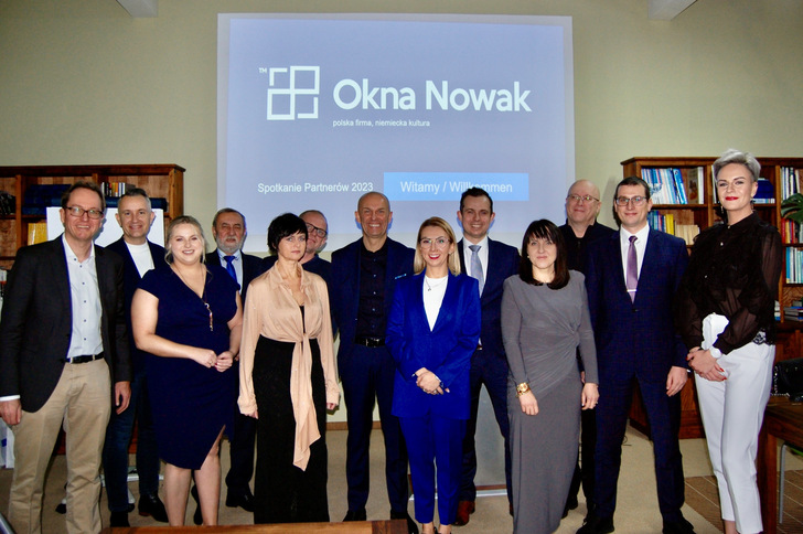  Eine Plattform für 2.000 Monteure innert der nächsten 5 Jahre zu schaffen – diese Vision verfolgt der Okna Nowak-Gründer Robert Nowak (Bildmitte) mit unternehmerischem Mut und Entschlossenheit. Dabei soll der Kern seiner Philosophie („Zuverlässigkeit“) unangetastet bleiben.