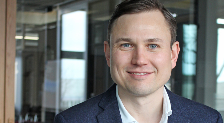  Bastian Timm leitet nach einer Bankausbildung und einem Wirtschaftsingenieurstudium an der TU Hamburg-Harburg seit 2020 gemeinsam mit anderen Familienmitgliedern das Unternehmen Hans Timm Fensterbau mit mehr als 150 Mitarbeitenden.