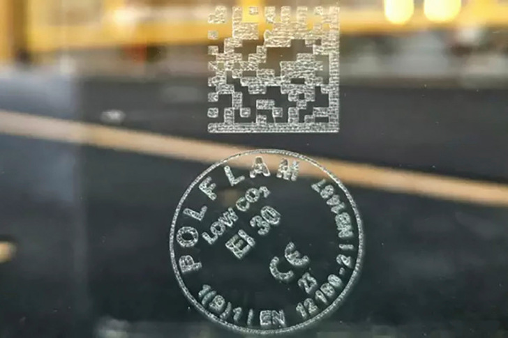 Das kohlenstoffarme Brandschutzglas Gaia von Polflam ist an der zusätzlichen Produktkennzeichnung „LOW CO2“zu erkennen.