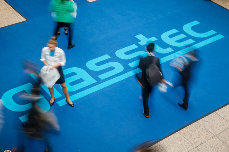 Die glasstec ist die Weltleitmesse der Glasbranche mit zuletzt 928 Aussteller aus 47 Ländern und 29.278 Besucher aus 121 Ländern, die in Düsseldorf vertreten. - © Messe Düsseldorf / ctillmann
