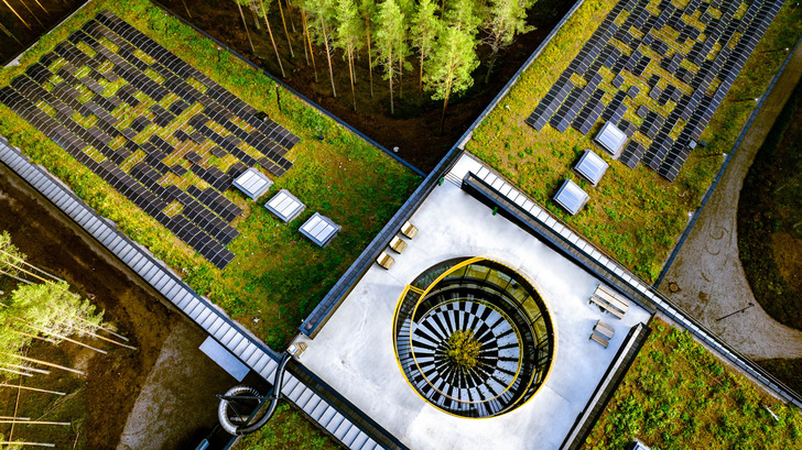 Eine große Anzahl an Photovoltaik-Modulen auf dem begrünten Dach betonen den nachaltigen Ansatz von The Plus.